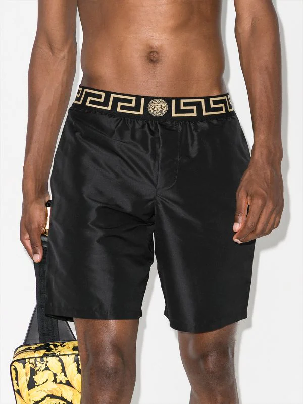 Versace A80G NERO GRECA ORO Short De Bain à Bande Greca Homme 2 Versace A80G NERO GRECA ORO Short De Bain à Bande Greca Homme – Image 2