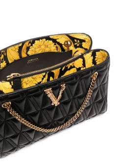 Versace Sac Cabas Matelassé à Plaque Logo Femme -Pas Cher Versace Boutique 15985488 4d7869a1 6fa7 4837 96a7 4867372ee302 600