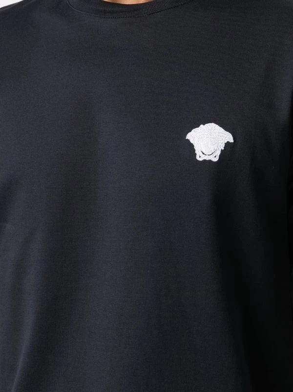 ( Positively Conscious ) Versace T-shirt à Broderie Medusa A1382 BLUE 5 ( Positively Conscious ) Versace T-shirt à Broderie Medusa A1382 BLUE – Image 5