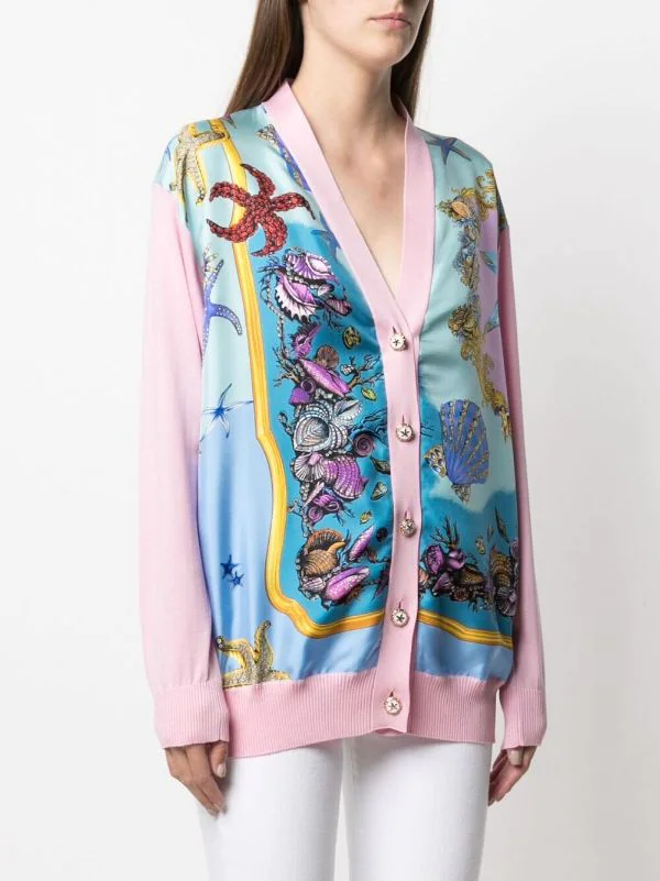 Versace 1P590 LIGHT PINK Cardigan à Imprimé Graphique Femme 3 Versace 1P590 LIGHT PINK Cardigan à Imprimé Graphique Femme – Image 3
