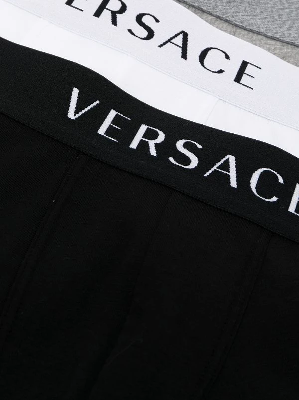 Versace Lot De Trois Boxers à Bande Logo A3278 NERO/ GRIGIO/ BIANCO 4 Versace Lot De Trois Boxers à Bande Logo A3278 NERO/ GRIGIO/ BIANCO – Image 4