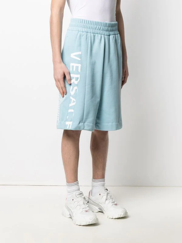 Versace 1V190 LIGHT BLUE Short De Jogging à Motif Medusa Homme 3 Versace 1V190 LIGHT BLUE Short De Jogging à Motif Medusa Homme – Image 3