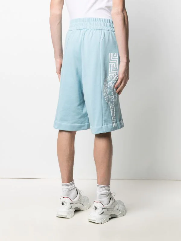 Versace 1V190 LIGHT BLUE Short De Jogging à Motif Medusa Homme 4 Versace 1V190 LIGHT BLUE Short De Jogging à Motif Medusa Homme – Image 4
