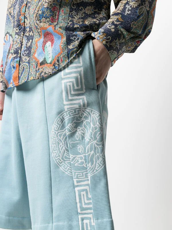 Versace 1V190 LIGHT BLUE Short De Jogging à Motif Medusa Homme 5 Versace 1V190 LIGHT BLUE Short De Jogging à Motif Medusa Homme – Image 5