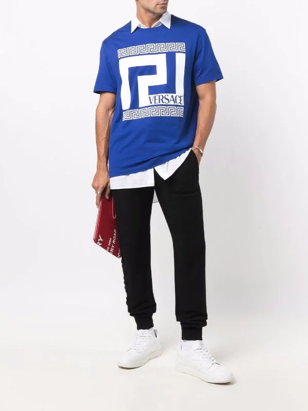 Versace A1008 BLACK Pantalon De Jogging à Logo Homme 2 Versace A1008 BLACK Pantalon De Jogging à Logo Homme – Image 2