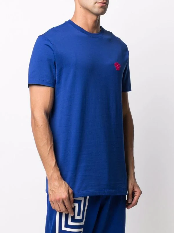 ( Positively Conscious ) Versace T-shirt à Motif Medusa Brodé 2U560 BLUE 3 ( Positively Conscious ) Versace T-shirt à Motif Medusa Brodé 2U560 BLUE – Image 3