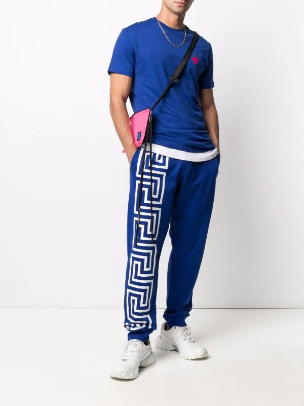 ( Positively Conscious ) Versace T-shirt à Motif Medusa Brodé 2U560 BLUE 2 ( Positively Conscious ) Versace T-shirt à Motif Medusa Brodé 2U560 BLUE – Image 2