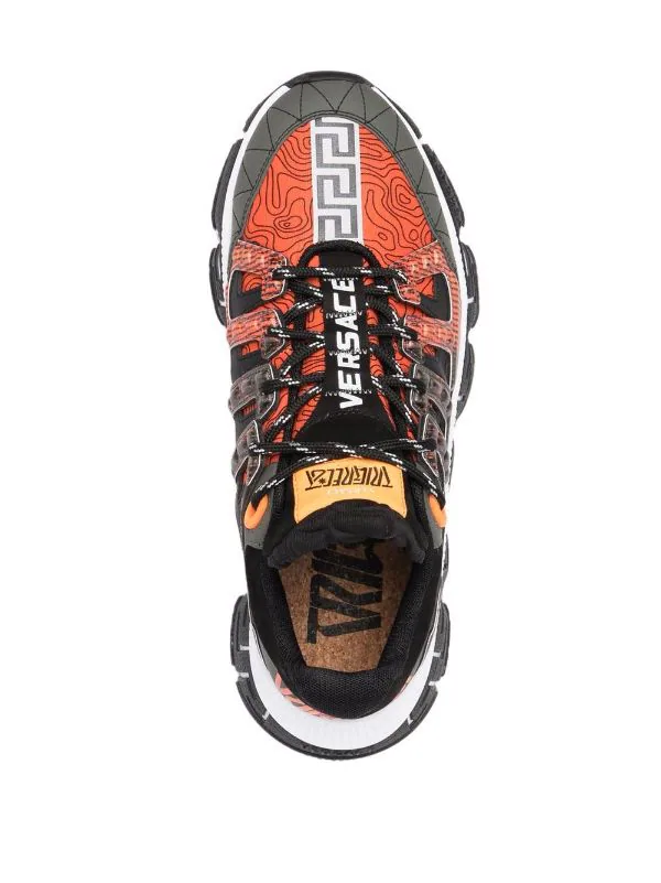 Versace 6K090 KHAKI BRIGHT ORANGE NERO Baskets Trigreca Lacées à Design à Empiècements Homme 4 Versace 6K090 KHAKI BRIGHT ORANGE NERO Baskets Trigreca Lacées à Design à Empiècements Homme – Image 4