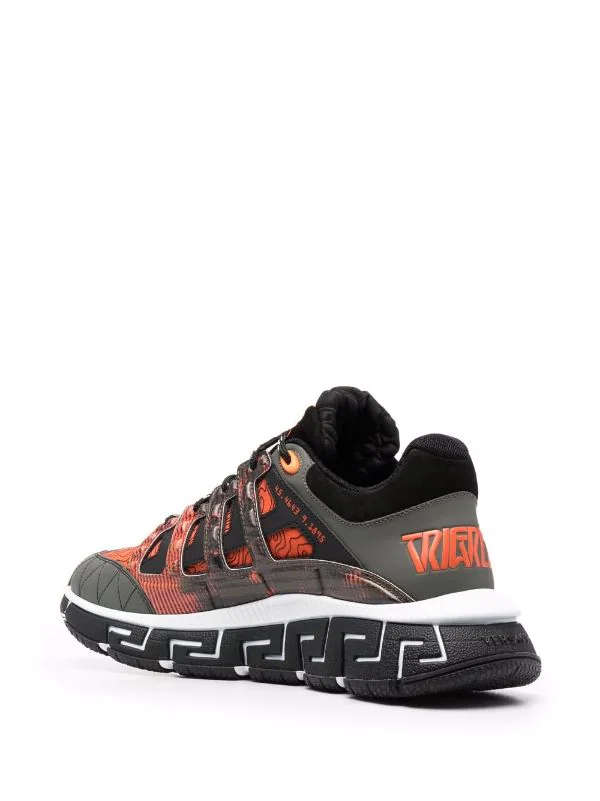 Versace 6K090 KHAKI BRIGHT ORANGE NERO Baskets Trigreca Lacées à Design à Empiècements Homme 3 Versace 6K090 KHAKI BRIGHT ORANGE NERO Baskets Trigreca Lacées à Design à Empiècements Homme – Image 3