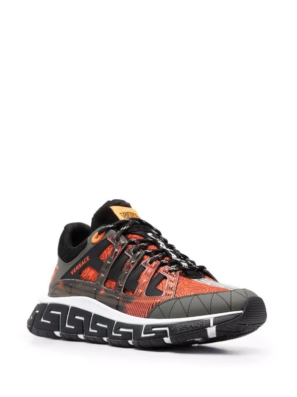 Versace 6K090 KHAKI BRIGHT ORANGE NERO Baskets Trigreca Lacées à Design à Empiècements Homme 2 Versace 6K090 KHAKI BRIGHT ORANGE NERO Baskets Trigreca Lacées à Design à Empiècements Homme – Image 2