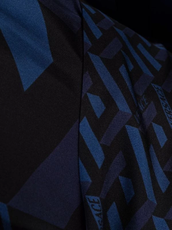 Versace Peignoir La Greca En Soie à Motif Monogrammé Z7404 BLACK/ BLUE 3 Versace Peignoir La Greca En Soie à Motif Monogrammé Z7404 BLACK/ BLUE – Image 3