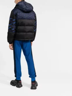 Versace Doudoune à Logo Imprimé Homme 8 Versace Doudoune à Logo Imprimé Homme -Pas Cher Versace Boutique 16816922 88cdb55c ca63 4d20 b0ca 2d7939663a1a 600