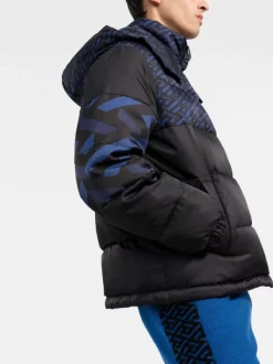 Versace Doudoune à Logo Imprimé Homme 7 Versace Doudoune à Logo Imprimé Homme -Pas Cher Versace Boutique 16816922 b075809d 2cd6 4403 9ec7 ff2761817e6d 600