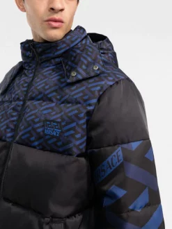 Versace Doudoune à Logo Imprimé Homme 9 Versace Doudoune à Logo Imprimé Homme -Pas Cher Versace Boutique 16816922 ff2c0ee8 c9cb 450b 9324 d6993595f002 600