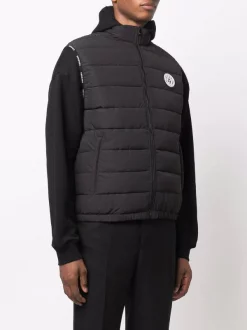 ( Access Edit ) Versace 1B000 BLACK Veste Matelassée à Patch Logo Homme -Pas Cher Versace Boutique 16816931 36464857 600