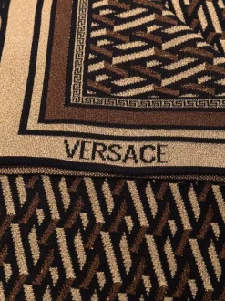 Versace 5B090 BLACK+GOLD écharpe En Maille à Motif Monogrammé Homme -Pas Cher Versace Boutique 16816955 34660185 600