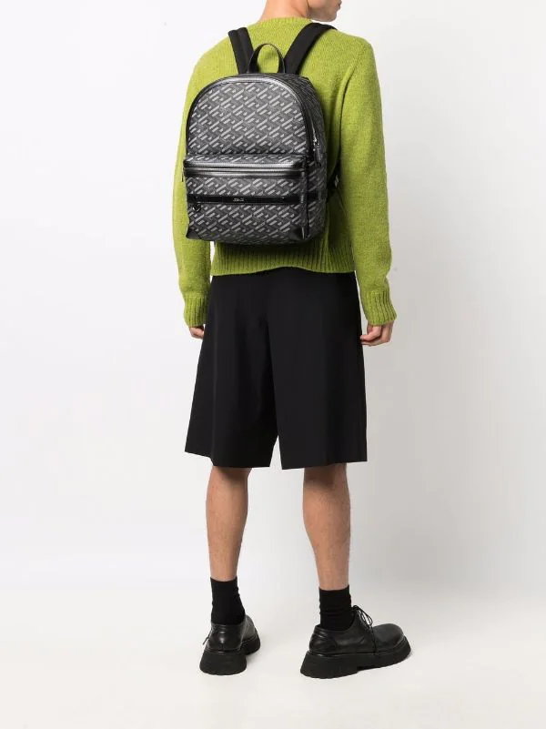 Versace 5B05E Black+Gray-Ruthenium Sac à Dos En Cuir à Logo Imprimé Homme 2 Versace 5B05E Black+Gray-Ruthenium Sac à Dos En Cuir à Logo Imprimé Homme – Image 2