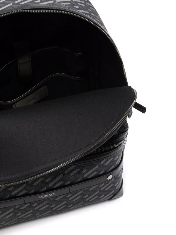 Versace 5B05E Black+Gray-Ruthenium Sac à Dos En Cuir à Logo Imprimé Homme 5 Versace 5B05E Black+Gray-Ruthenium Sac à Dos En Cuir à Logo Imprimé Homme – Image 5