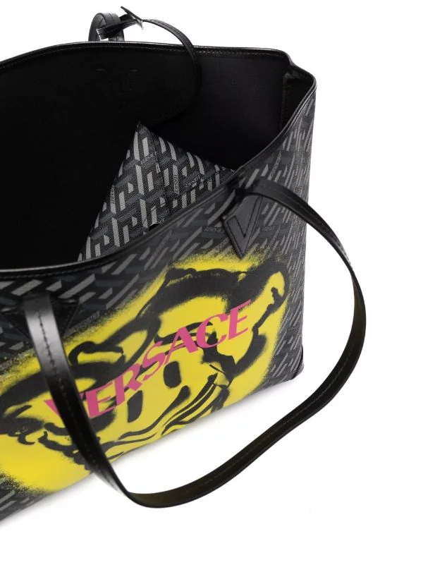 Versace 5B05E Black+Gray-Ruthenium Sac Cabas Medusa Smiley Homme 5 Versace 5B05E Black+Gray-Ruthenium Sac Cabas Medusa Smiley Homme – Image 5