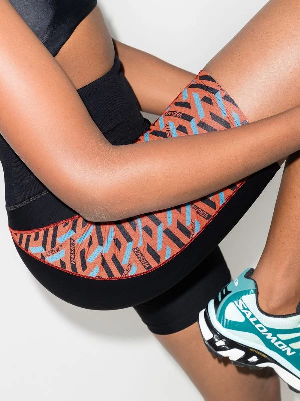 Versace Short De Cyclisme à Imprimé Greca Signature 5B250 NERO+ARANCIO 4 Versace Short De Cyclisme à Imprimé Greca Signature 5B250 NERO+ARANCIO – Image 4