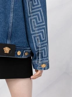 Versace Veste En Jean à Logo Imprimé 1D100 DARK BLUE -Pas Cher Versace Boutique 16892195 48692f92 62e2 4f90 b1b9 ae41feb64dd1 600