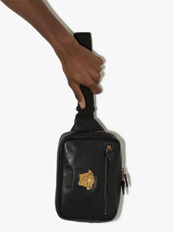 Versace Sac Banane Medusa 1B00V NERO/ORO 4 Versace Sac Banane Medusa 1B00V NERO/ORO – Image 4