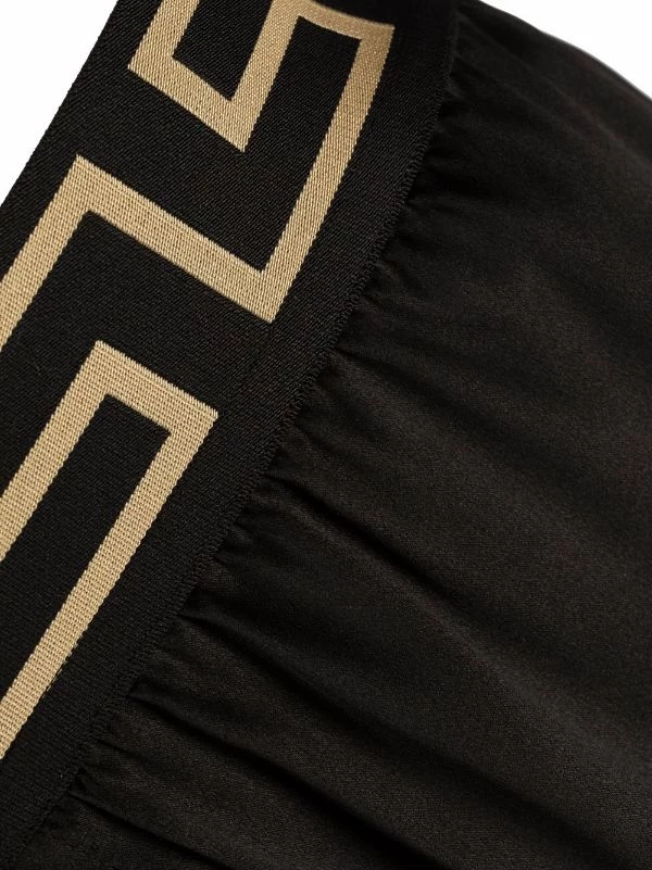 Versace 1B000 BLACK Short De Pyjama En Soie à Bordure Greca Homme 3 Versace 1B000 BLACK Short De Pyjama En Soie à Bordure Greca Homme – Image 3