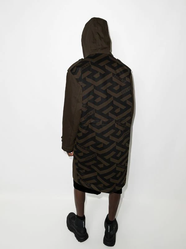 Versace 1N340 TOFFEE Parka à Imprimé La Greca Homme 3 Versace 1N340 TOFFEE Parka à Imprimé La Greca Homme – Image 3