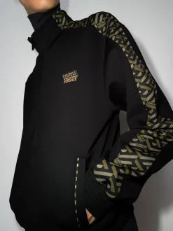 Versace 5B010 NERO STAMPA Veste De Sport à Imprimé La Greca Homme -Pas Cher Versace Boutique 17111651 36725489 600