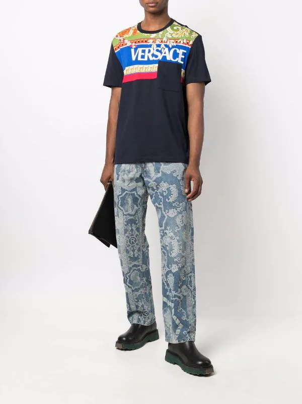 Versace 1U610 NAVY T-shirt à Imprimé Medusa Renaissance Femme 2 Versace 1U610 NAVY T-shirt à Imprimé Medusa Renaissance Femme – Image 2