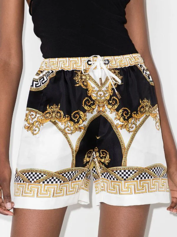 ( Nouvelle Collection ) Versace Short En Soie à Imprimé Barocco 5W170 BIANCO+ORO+NERO 2 ( Nouvelle Collection ) Versace Short En Soie à Imprimé Barocco 5W170 BIANCO+ORO+NERO – Image 2