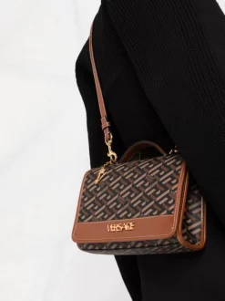 Versace Sac Porté épaule La Greca Signature Femme 8 Versace Sac Porté épaule La Greca Signature Femme -Pas Cher Versace Boutique 17296998 447c1f51 0f29 447a 8c55 32dac704e9e7 600