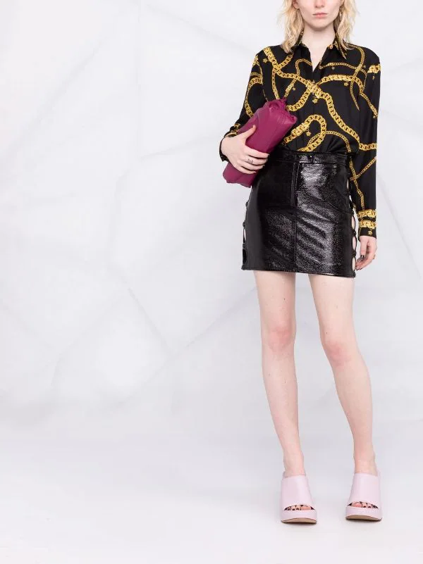 ( Nouvelle Collection ) Versace Chemise En Soie à Logo Imprimé 5B000 BLACK GOLD 2 ( Nouvelle Collection ) Versace Chemise En Soie à Logo Imprimé 5B000 BLACK GOLD – Image 2