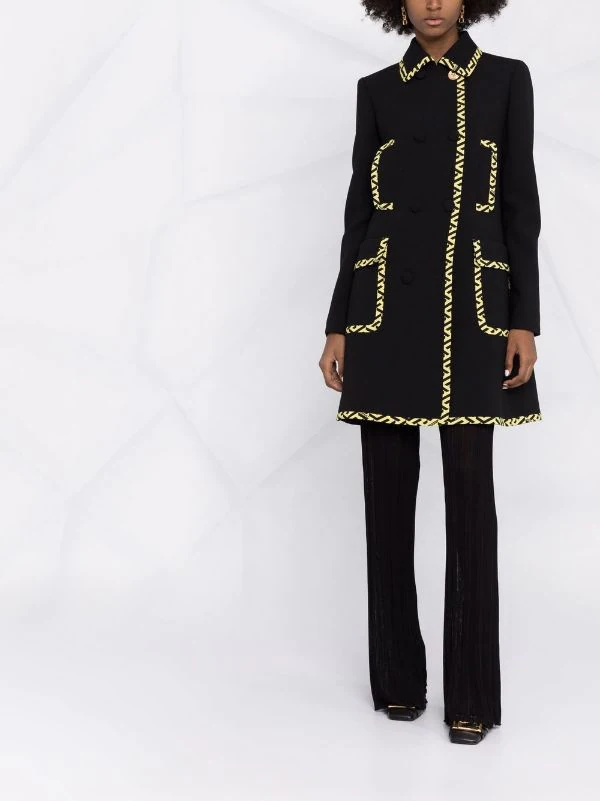 ( Nouvelle Collection ) Versace Manteau La Greca à Boutonnière Croisée 2B850 BLACK+PINEAPPLE 2 ( Nouvelle Collection ) Versace Manteau La Greca à Boutonnière Croisée 2B850 BLACK+PINEAPPLE – Image 2