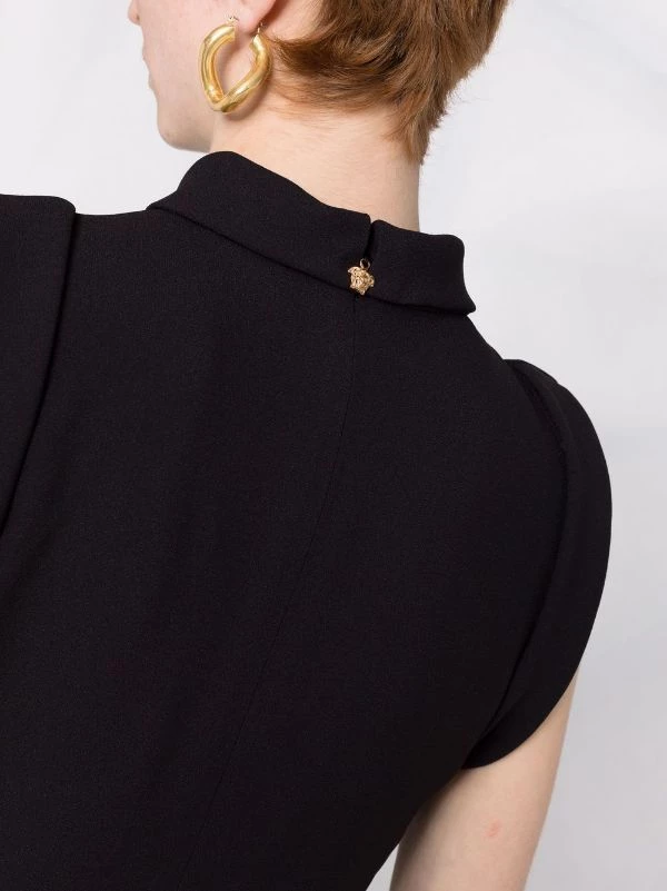 ( Nouvelle Collection ) Versace 1B000 BLACK Robe Courte Sans Manches à Col Montant Femme 3 ( Nouvelle Collection ) Versace 1B000 BLACK Robe Courte Sans Manches à Col Montant Femme – Image 3