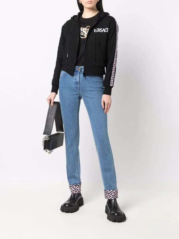 ( Nouvelle Collection ) Versace Jean à Empiècements Contrastants 2D100 BLUE MULTICOLOR 2 ( Nouvelle Collection ) Versace Jean à Empiècements Contrastants 2D100 BLUE MULTICOLOR – Image 2