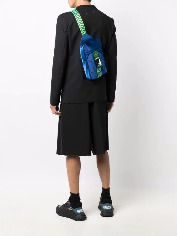 ( Nouvelle Collection ) Versace Sac à Dos Greca à Logo 2UA1E SAPPHIRE + NEONGREEN + RUTHENIUM 2 ( Nouvelle Collection ) Versace Sac à Dos Greca à Logo 2UA1E SAPPHIRE + NEONGREEN + RUTHENIUM – Image 2