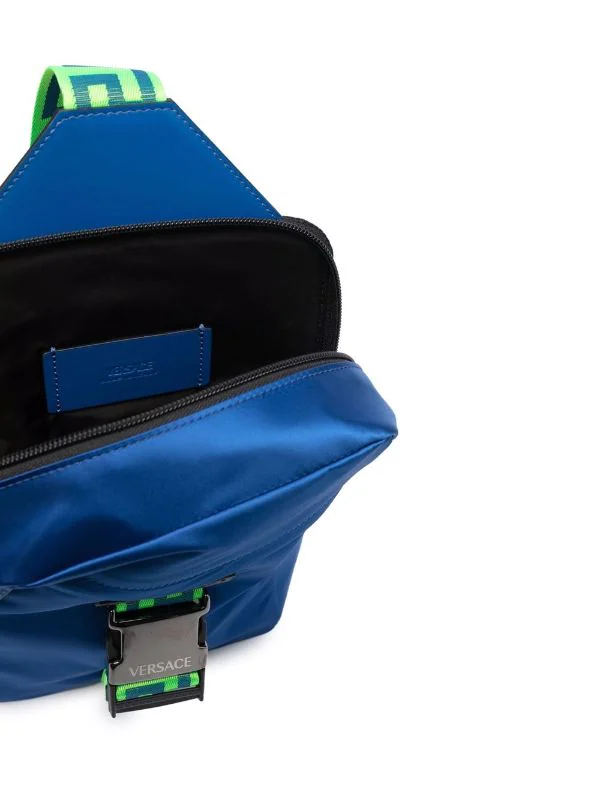 ( Nouvelle Collection ) Versace Sac à Dos Greca à Logo 2UA1E SAPPHIRE + NEONGREEN + RUTHENIUM 5 ( Nouvelle Collection ) Versace Sac à Dos Greca à Logo 2UA1E SAPPHIRE + NEONGREEN + RUTHENIUM – Image 5