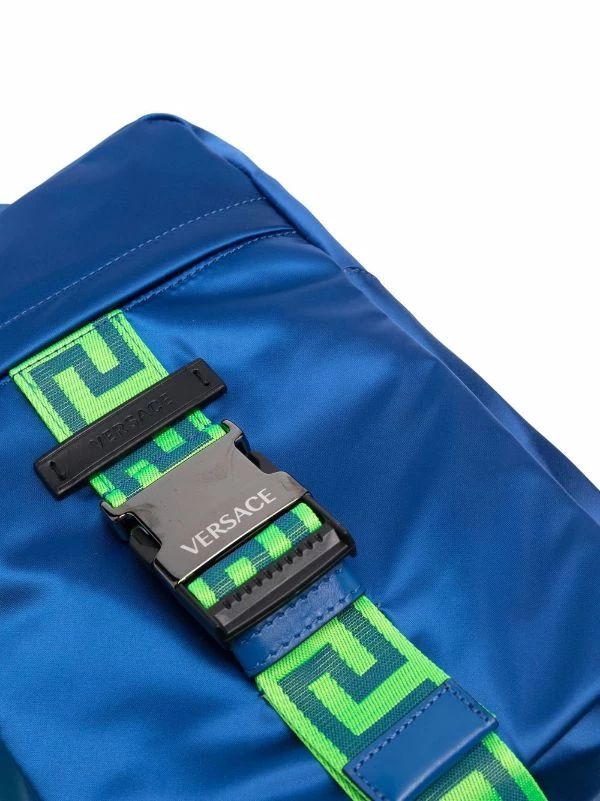 ( Nouvelle Collection ) Versace Sac à Dos Greca à Logo 2UA1E SAPPHIRE + NEONGREEN + RUTHENIUM 4 ( Nouvelle Collection ) Versace Sac à Dos Greca à Logo 2UA1E SAPPHIRE + NEONGREEN + RUTHENIUM – Image 4