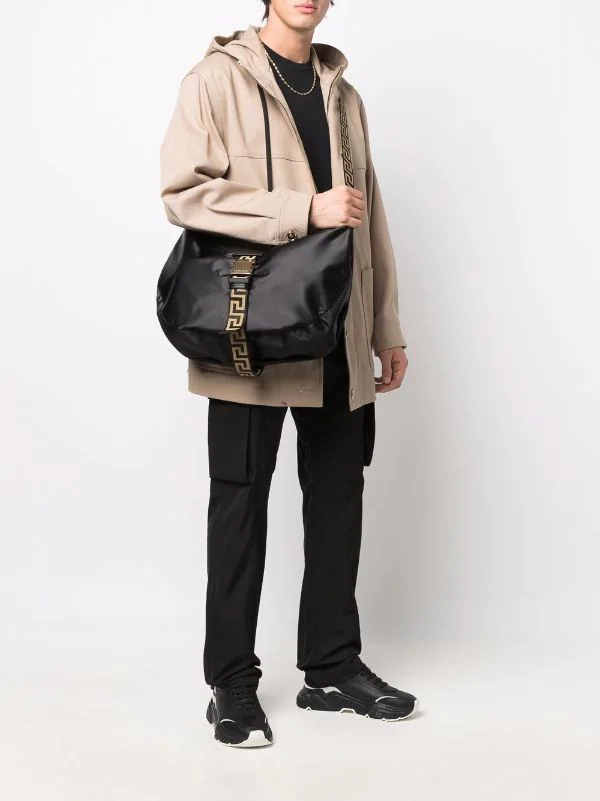 ( Nouvelle Collection ) Versace Sac Porté épaule à Détails Greca 2B15V BLACK+GOLD 2 ( Nouvelle Collection ) Versace Sac Porté épaule à Détails Greca 2B15V BLACK+GOLD – Image 2