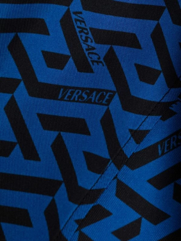 ( Nouvelle Collection ) Versace Haut De Pyjama En Soie à Imprimé Géométrique 5U290 SAPPHIRE BLACK 3 ( Nouvelle Collection ) Versace Haut De Pyjama En Soie à Imprimé Géométrique 5U290 SAPPHIRE BLACK – Image 3