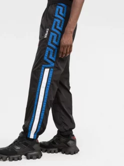 Versace 1B000 BLACK Pantalon De Jogging à Bande Greca Homme -Pas Cher Versace Boutique 17336090 e93b8fd7 61c5 47a8 87e5 267c95ee40f9 600