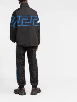 Versace 1B000 BLACK Pantalon De Jogging à Bande Greca Homme -Pas Cher Versace Boutique 17336090 ecbeb8cd 07c6 49db b012 84d13a7d6eec 600