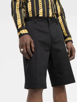 ( Nouvelle Collection ) Versace Short Chino à Imprimé La Greca 1B000 BLACK -Pas Cher Versace Boutique 17336091 e9f771b3 2c6d 4390 874e 5c2cd0597e81 600