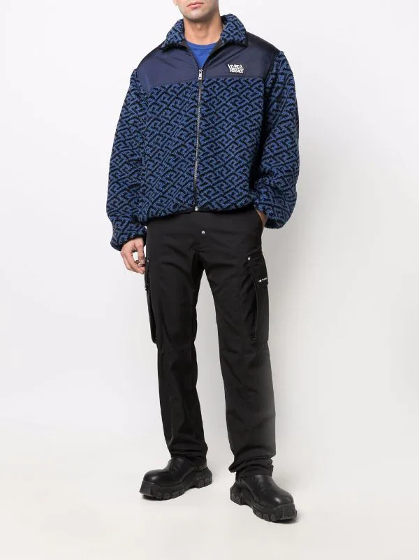 ( Nouvelle Collection ) Versace 2B100 BLACK LIGHT BLUE Veste En Polaire à Imprimé Graphique Homme 2 ( Nouvelle Collection ) Versace 2B100 BLACK LIGHT BLUE Veste En Polaire à Imprimé Graphique Homme – Image 2