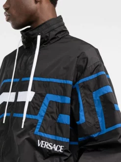 ( Nouvelle Collection ) Versace Veste De Sport Greca à Logo Imprimé 1B000 BLACK -Pas Cher Versace Boutique 17336172 bdcd1473 5257 45ef bb31 4a23481f9120 600