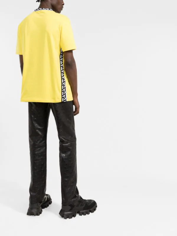 ( Nouvelle Collection ) Versace 1Y500 Yellow T-shirt à Détails Imprimés La Greca Homme 4 ( Nouvelle Collection ) Versace 1Y500 Yellow T-shirt à Détails Imprimés La Greca Homme – Image 4