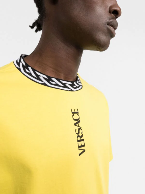 ( Nouvelle Collection ) Versace 1Y500 Yellow T-shirt à Détails Imprimés La Greca Homme 5 ( Nouvelle Collection ) Versace 1Y500 Yellow T-shirt à Détails Imprimés La Greca Homme – Image 5