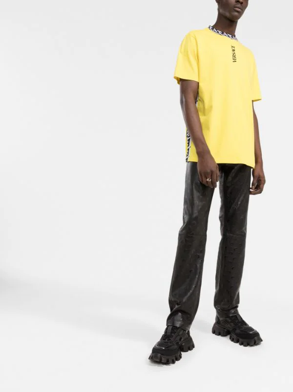 ( Nouvelle Collection ) Versace 1Y500 Yellow T-shirt à Détails Imprimés La Greca Homme 2 ( Nouvelle Collection ) Versace 1Y500 Yellow T-shirt à Détails Imprimés La Greca Homme – Image 2