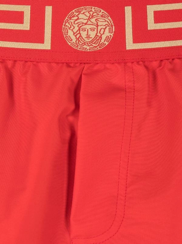 Versace Short De Bain à Logo Greca A9X2 RED GOLD 3 Versace Short De Bain à Logo Greca A9X2 RED GOLD – Image 3